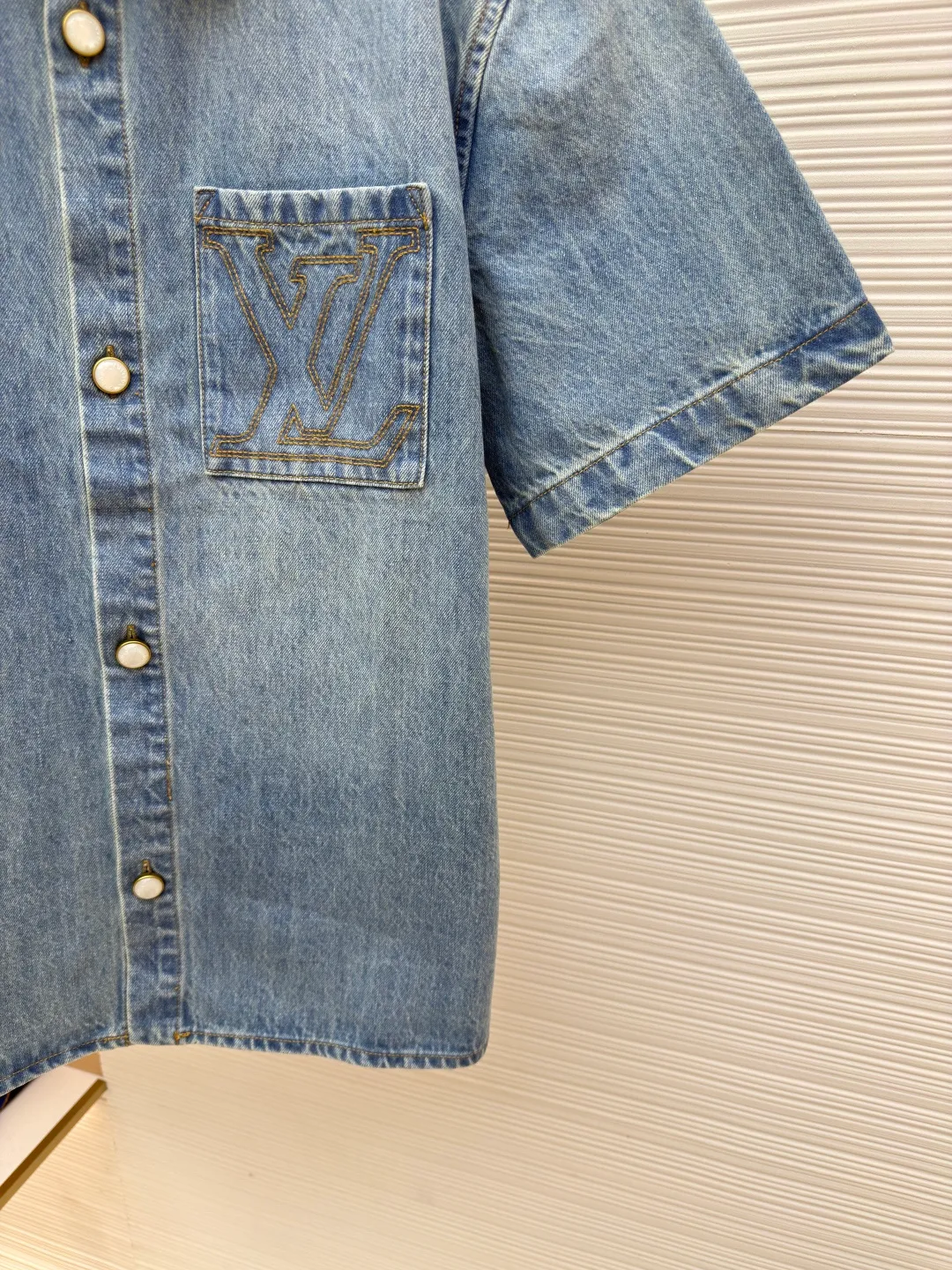 LOUIS VUITTON logo denim short-sleeved jacket ●Authentic product: Purchased and developed for 10800 ●Item number: 1680175-B10 ●Fabric: Denim denim ●Technology: Heavy enzyme wash ●Version: Fitted version ●Size: S-ML-XL ●Weight: about 675g ●Description: The overall wiring is straight and delicate, the fabric is comfortable and soft, the color is consistent and there is no color difference Can be matched with the same style to create a fashionable look, suitable for various occasions, customized accessories, complete with three standards, same style for men and women